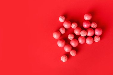 Renkli arkaplanda lezzetli sakız çiğneme