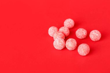 Renkli arkaplanda lezzetli sakız çiğneme