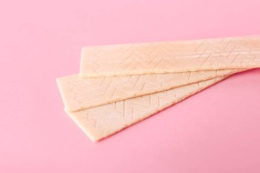 Renkli arkaplanda lezzetli sakız çiğneme