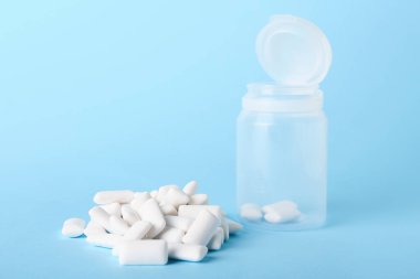 Lezzetli sakız çiğneyen kavanozun renk arkaplanı