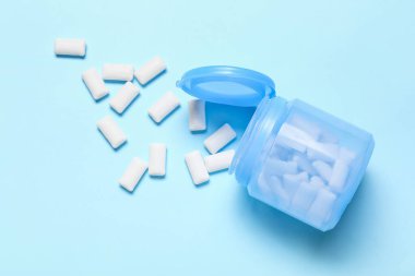 Lezzetli sakız çiğneyen kavanozun renk arkaplanı