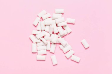 Renkli arkaplanda lezzetli sakız çiğneme