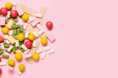 Renkli arkaplanda lezzetli sakız çiğneme