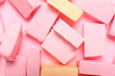 Renkli arka planda lezzetli sakız çiğneme, yakın plan