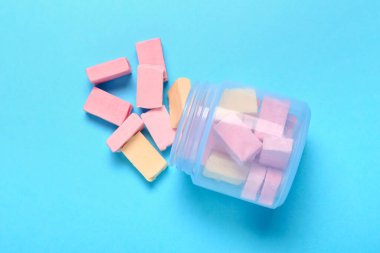 Lezzetli sakız çiğneyen kavanozun renk arkaplanı