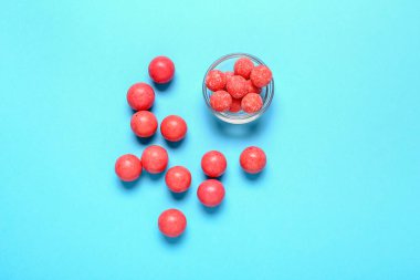 Renkli arkaplanda lezzetli sakız çiğneme