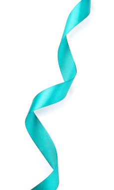 Beyaz arkaplanda güzel bir kurdele