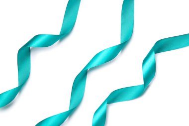 Beyaz arkaplanda güzel kurdeleler