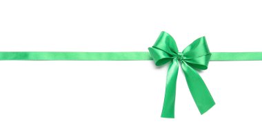 Beyaz arkaplanlı güzel yeşil kurdele.