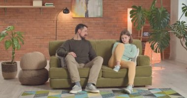 Baba, genç kızıyla evde ortak bir dil buluyor.