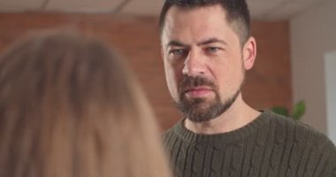 Kızgın ebeveynler genç kızlarını evde azarlıyorlar.