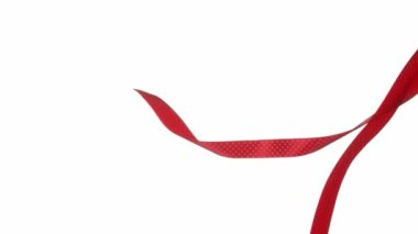 Beyaz arkaplanda kırmızı kanat çırpan kurdeleler