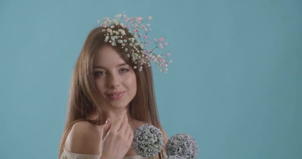 Hermosa Mujer Joven Con Flores Primavera Fondo Color — Vídeo de stock