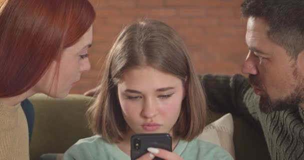 Parents Gronder Fille Adolescente Pour Dépendance Aux Gadgets — Video