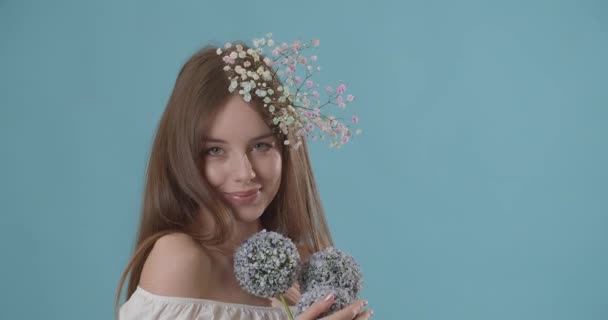 Όμορφη Νεαρή Γυναίκα Ανοιξιάτικα Λουλούδια Στο Φόντο Χρώμα — Αρχείο Βίντεο