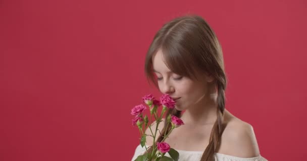 Mooie Jonge Vrouw Met Boeket Van Rozen Kleur Achtergrond — Stockvideo