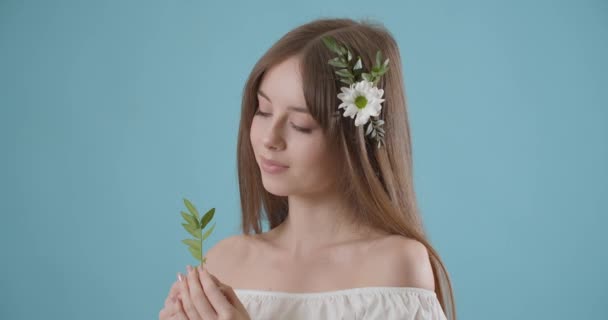 Hermosa Mujer Joven Con Ramas Verdes Flor Cabello Sobre Fondo — Vídeo de stock