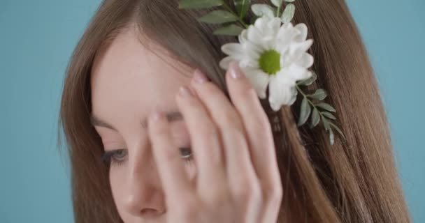 Hermosa Mujer Joven Con Ramas Verdes Flor Cabello Sobre Fondo — Vídeos de Stock