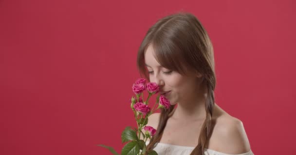 Schöne Junge Frau Mit Einem Strauß Rosen Auf Farbigem Hintergrund — Stockvideo