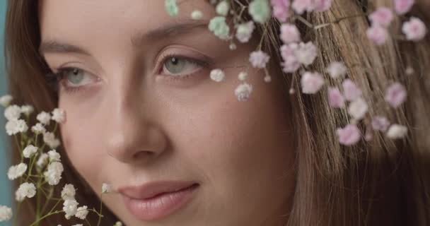 Piękna Młoda Kobieta Wiosennymi Kwiatami Włosach Zbliżenie — Wideo stockowe