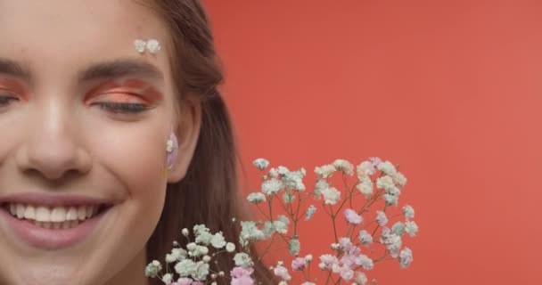 Красивая Молодая Женщина Креативным Весенним Макияжем Букет Цветов Цветном Фоне — стоковое видео
