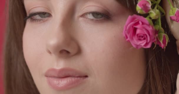 Schöne Junge Frau Mit Frühlingsblumen Haar Nahaufnahme — Stockvideo