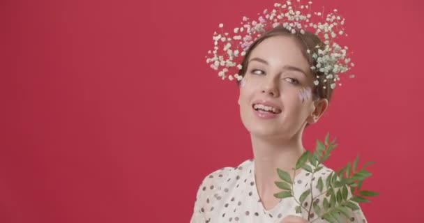 Mooie Jonge Vrouw Met Lentebloemen Haar Haar Groene Takken Kleur — Stockvideo