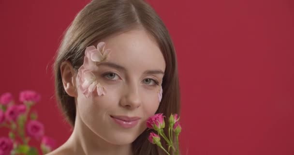 Hermosa Joven Con Pétalos Cara Ramo Flores Sobre Fondo Color — Vídeo de stock