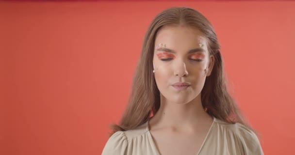 Hermosa Mujer Joven Con Maquillaje Creativo Primavera Fondo Color — Vídeos de Stock