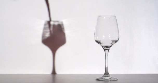 Leeg Glas Silhouet Van Glas Gevuld Met Drank Witte Achtergrond — Stockvideo