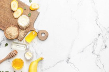 Hafif arkaplanda muz kozmetiği olan kompozisyon