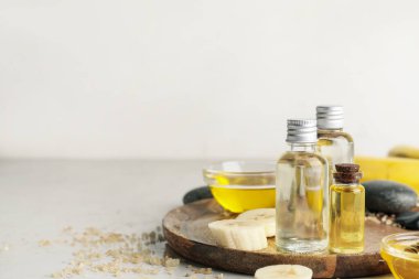 Hafif arkaplanda muz yağı içeren kompozisyon