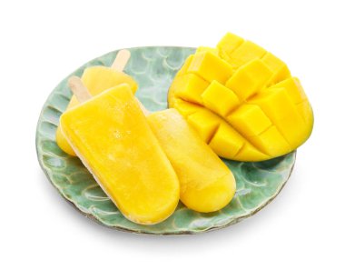 Beyaz arka planda lezzetli mangolu dondurma tabağı.