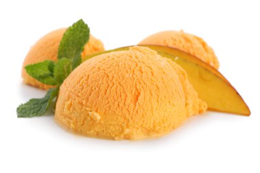 Beyaz arka planda lezzetli mango dondurması.