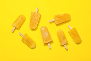 Renkli arkaplanda lezzetli mango dondurması