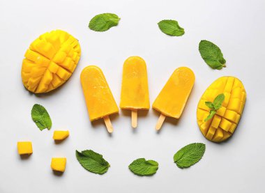 Hafif arkaplanda mangolu dondurma kompozisyonu