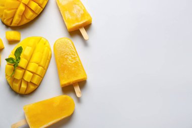 Hafif arkaplanda mangolu dondurma kompozisyonu