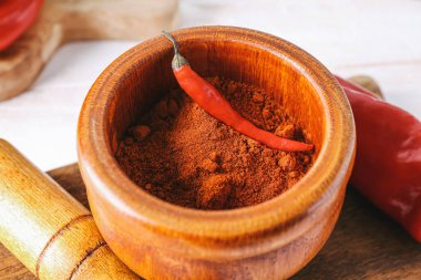 Biber tozu ve tokmakla havan topu, yakın plan.