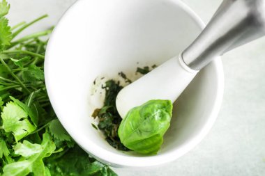 Otlu havan topu ve hafif arka planda tokmak