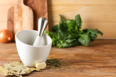 Baharatlı havan topu ve ahşap kaplama.