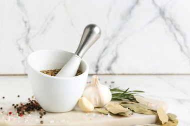 Baharatlı havan topu ve hafif arka planda tokmak