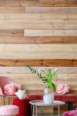 Oturma odasının içinde çiçekli bir masa.