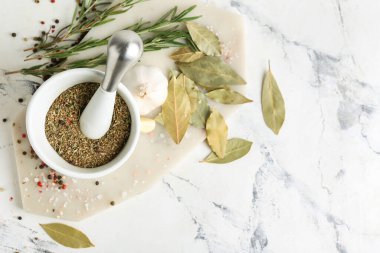 Baharatlı havan topu ve hafif arka planda tokmak