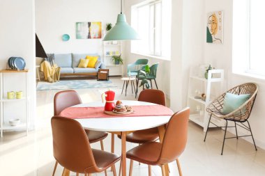 Oturma odasının içindeki yemek masasında.