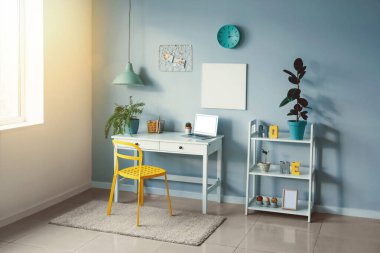 Modern işyerine sahip bir oda.