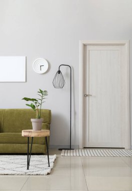 Odanın içindeki çiçekli masa.