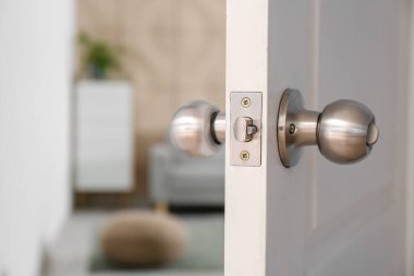 Oturma odasının kapısı açık.