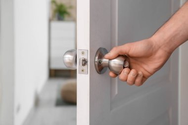 Evin kapısını açan adam.