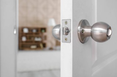 Oturma odasının kapısı açık.