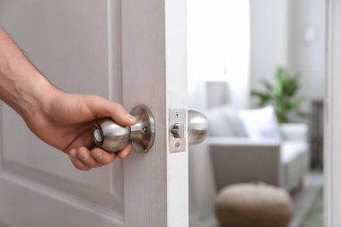 Evin kapısını açan adam.